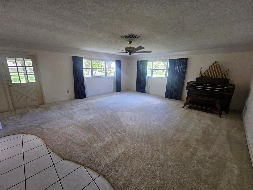 Empty room, Interior