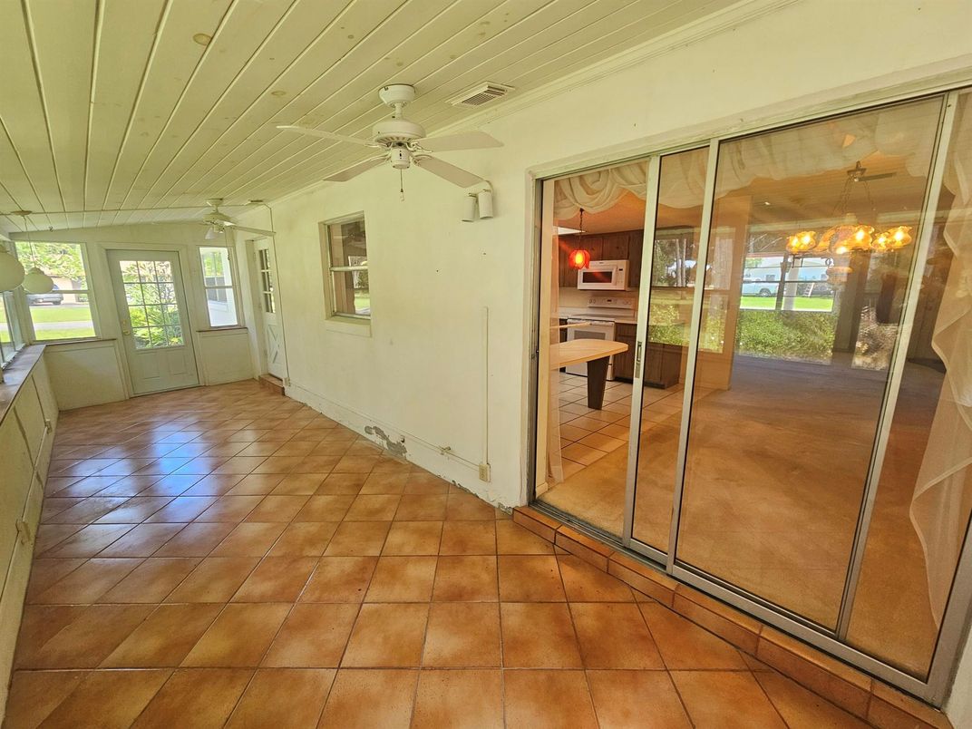 Empty room, Interior