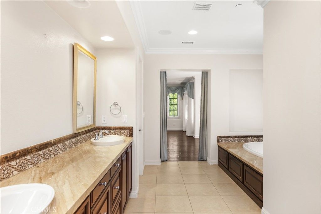 Bathroom, Dual Sink Vanities, Interior, Recessed Lighting