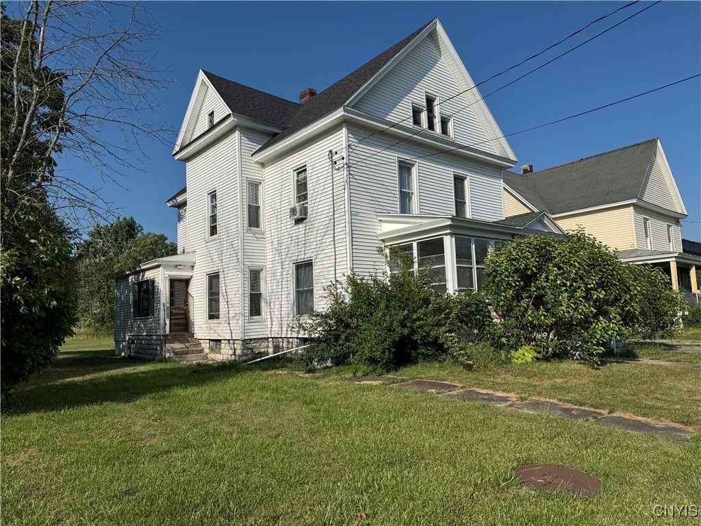 Backyard, Exterior, Facade, Queen Anne Victorian