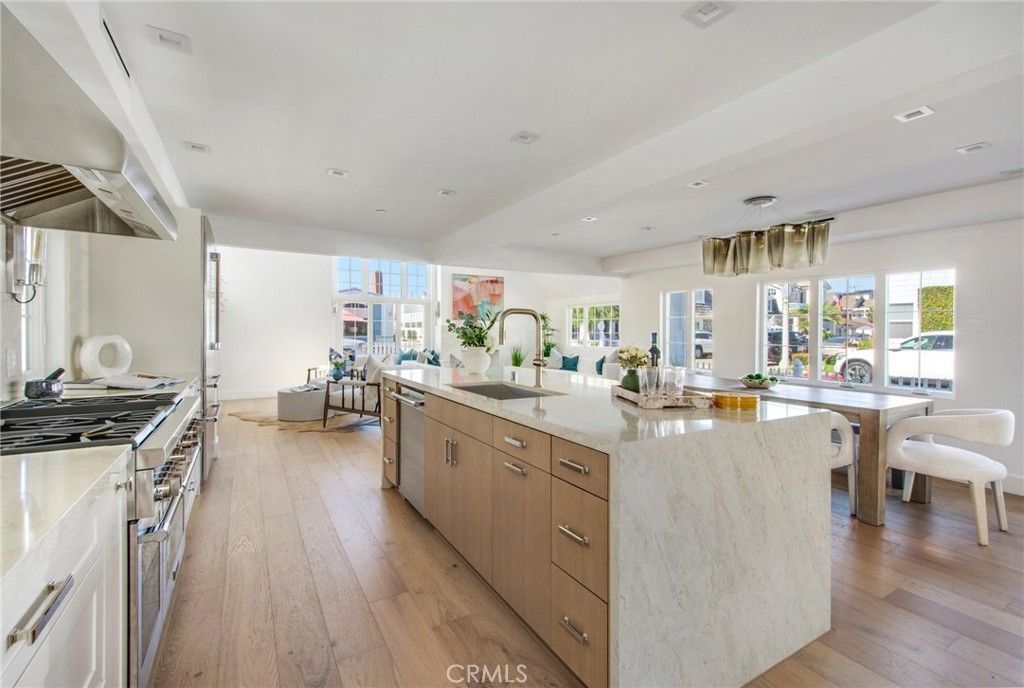 Dining room, Interior, Kitchen, Recessed Lighting, Stainless Steel Appliances, Wood Texture Flooring
