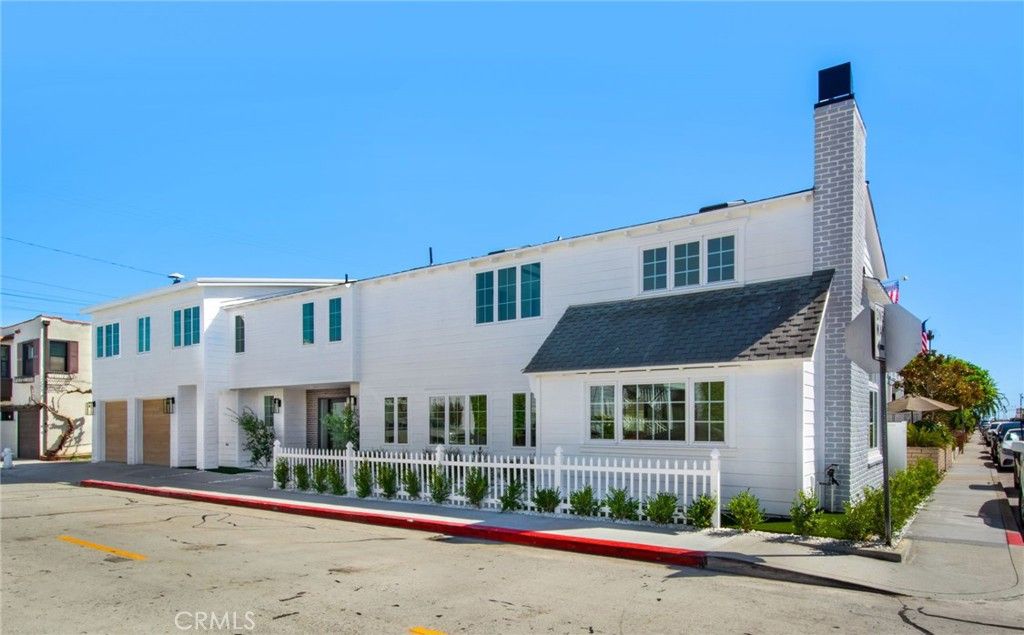 Attached, Exterior, Facade, Modern