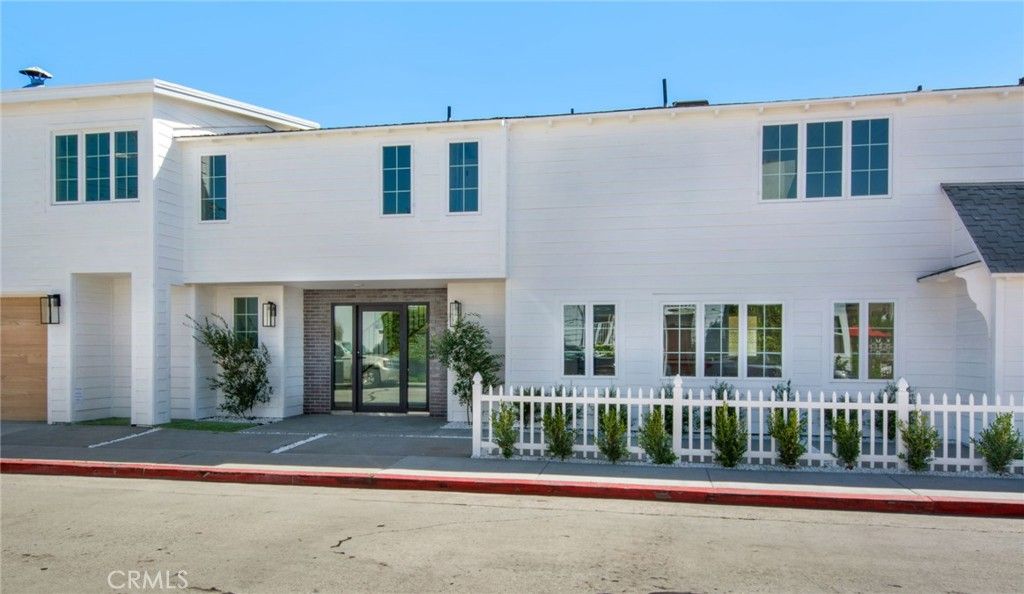 Attached, Exterior, Facade, Modern