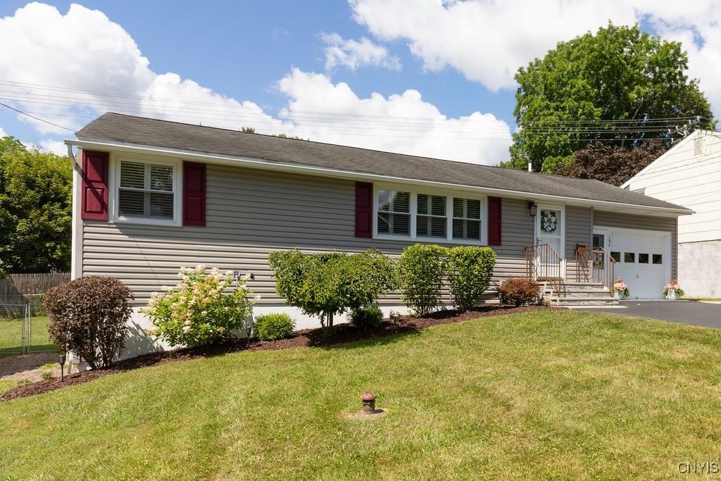Attached, Exterior, Facade, Ranch