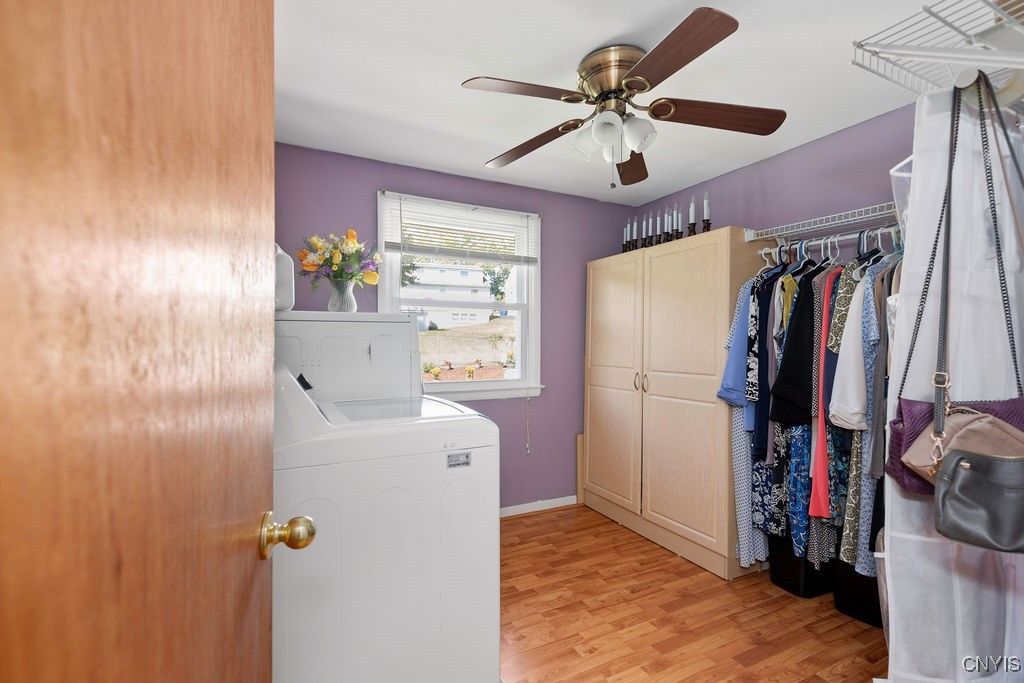 Interior, Washer, Wood Texture Flooring