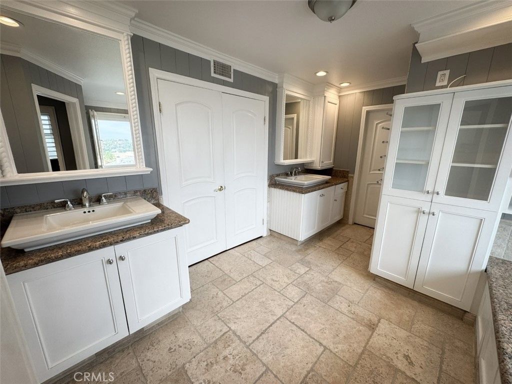 Bathroom, Dual Sink Vanities, Interior, Recessed Lighting