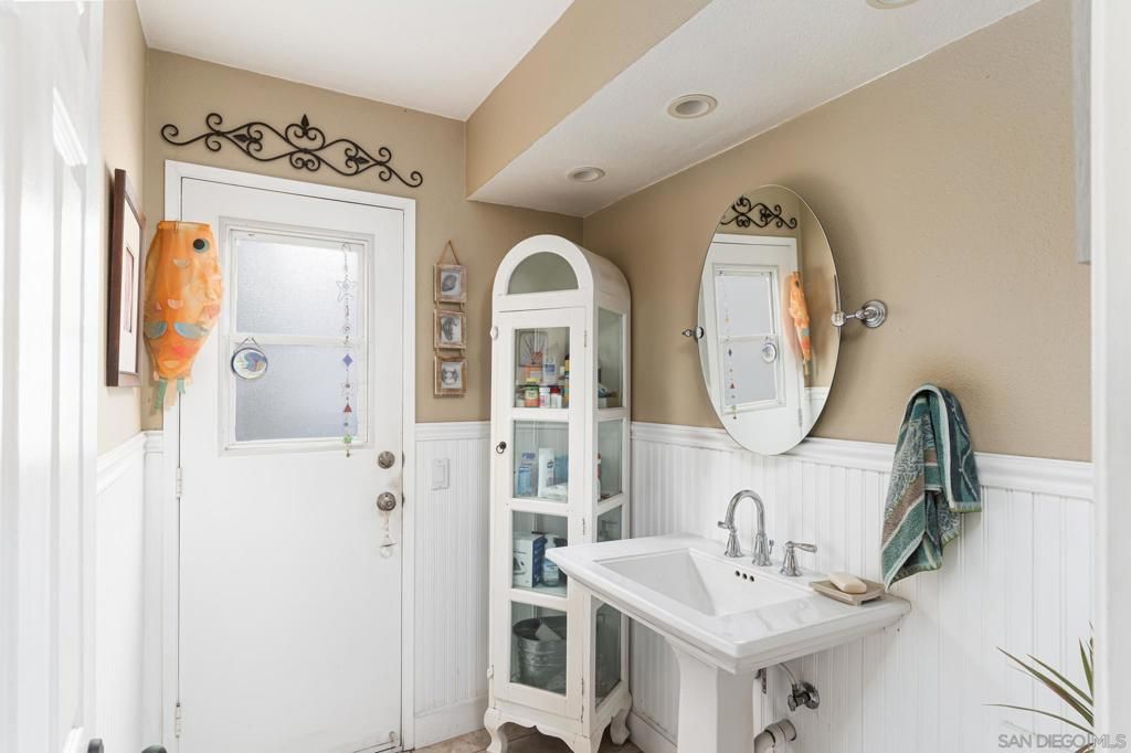 Bathroom, Interior, Recessed Lighting