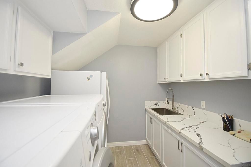 Interior, Washer, Wood Texture Flooring