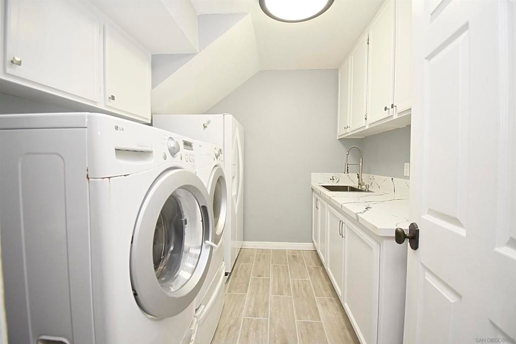 Interior, Washer, Wood Texture Flooring
