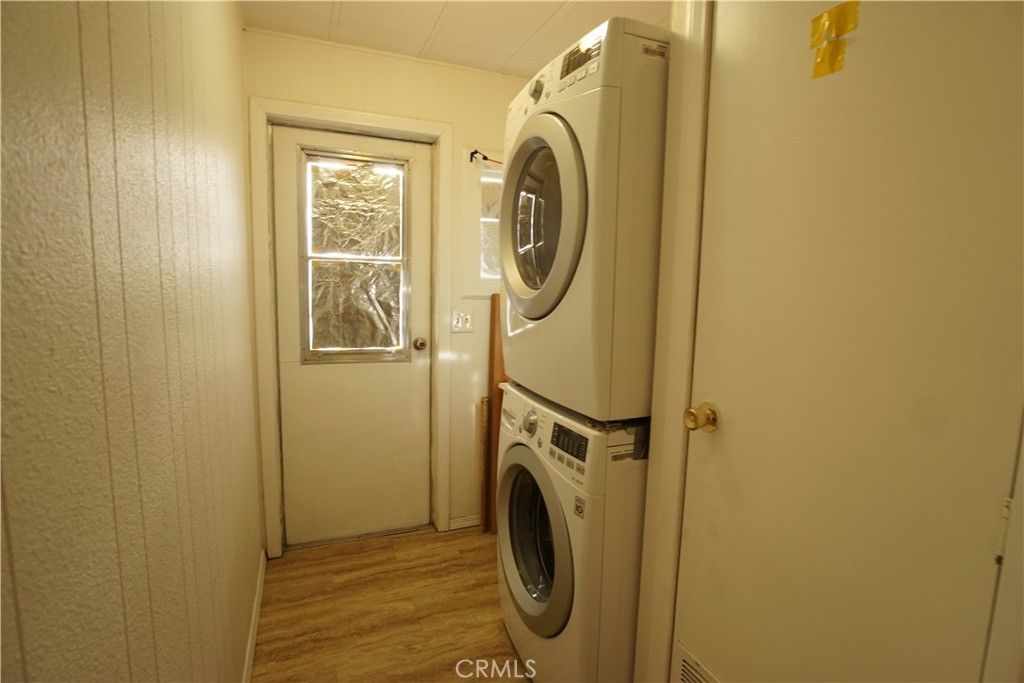 Interior, Utility Closets, Washer, Wood Texture Flooring