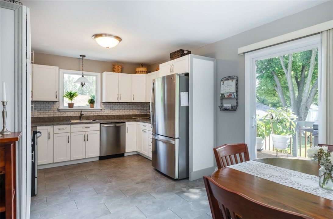 Dining room, Interior, Kitchen, Pendant Lights, Stainless Steel Appliances
