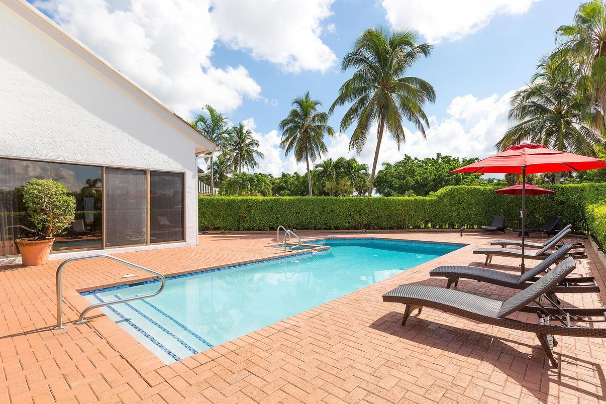 Exterior, Pool