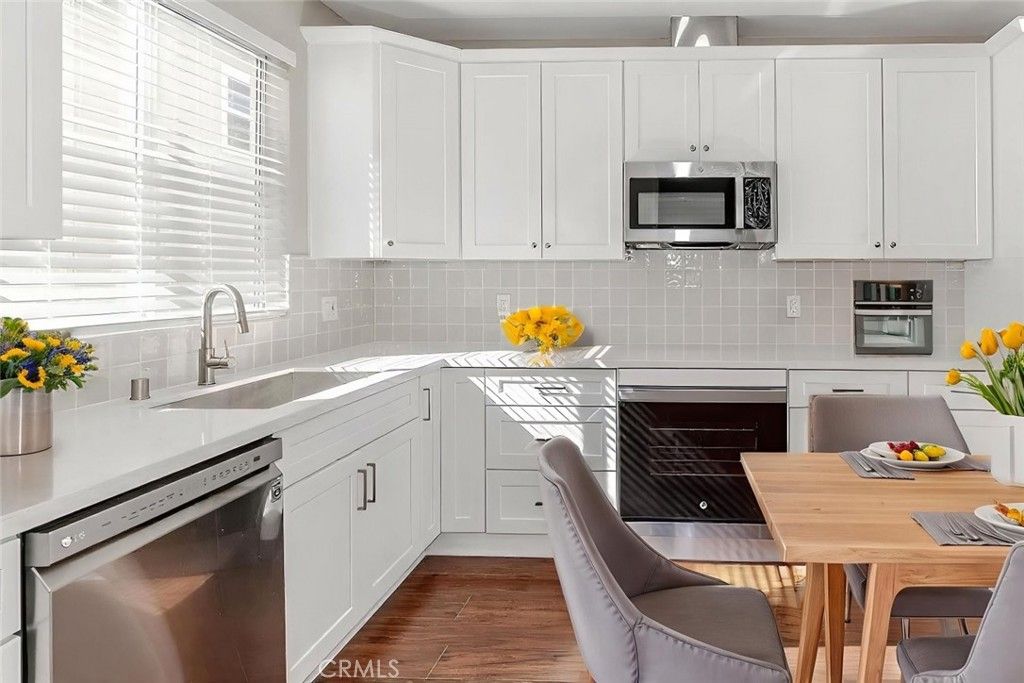 Dining room, Interior, Kitchen, Stainless Steel Appliances, Wood Texture Flooring