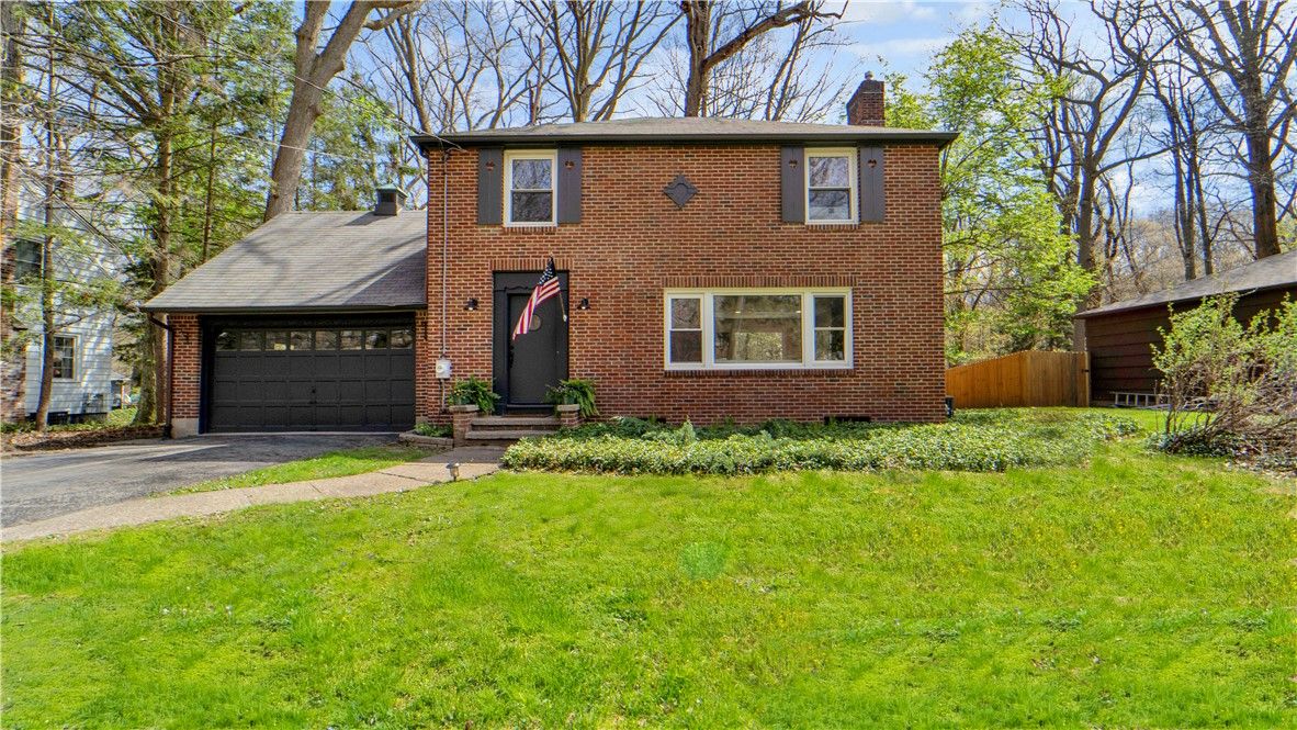 Attached, Exterior, Facade, Brick Facade, Georgian