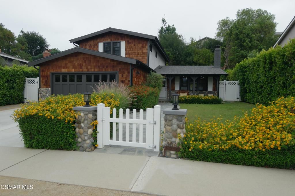 Attached, Exterior, Facade, American Craftsman