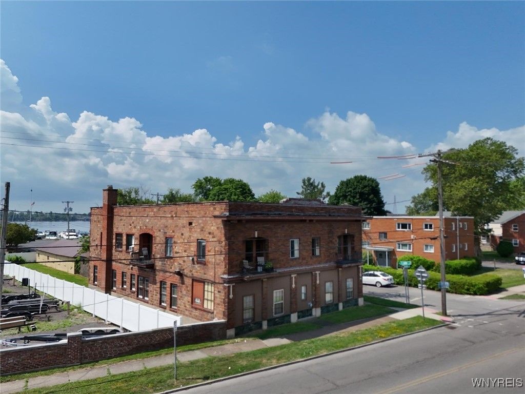 Exterior, Facade, Modern