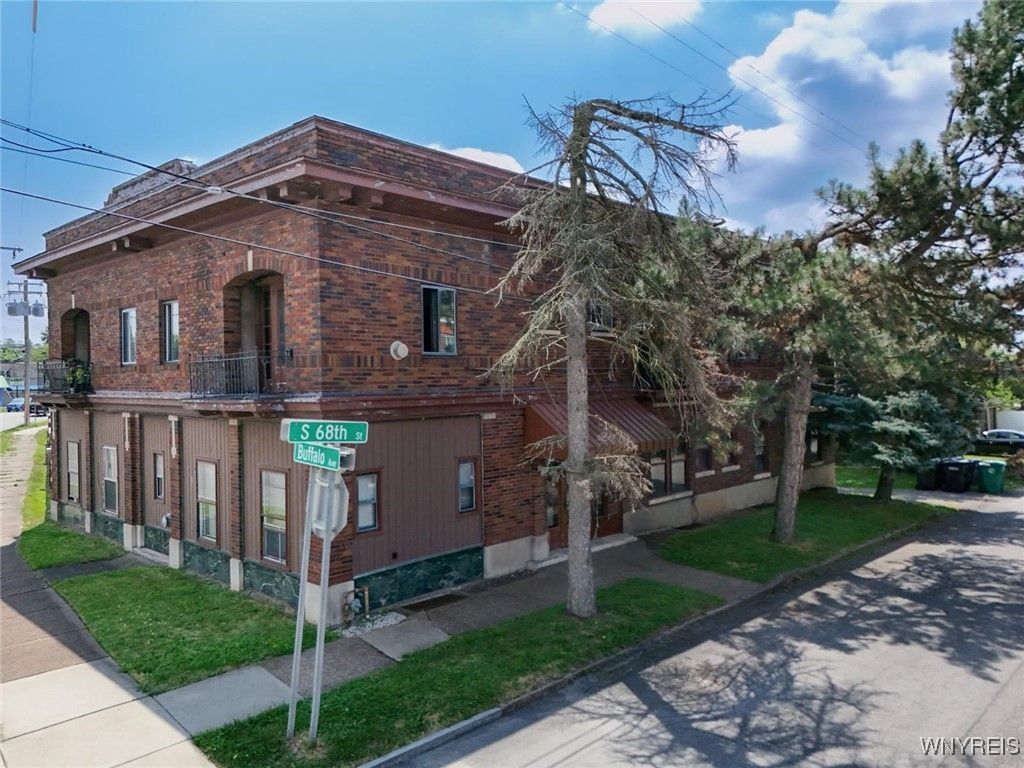 Exterior, Facade, Brick Facade, Rowhouse