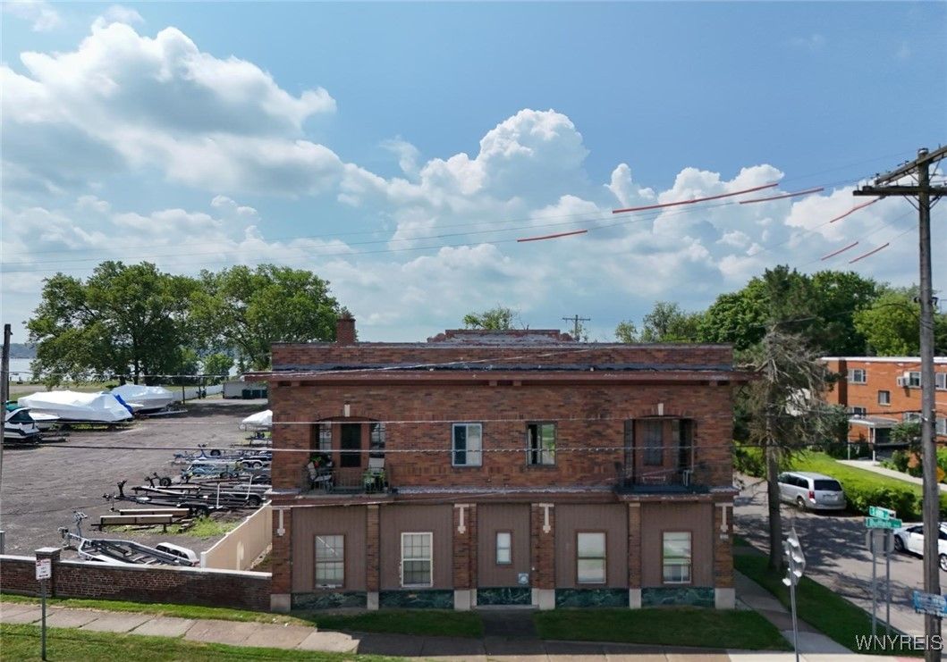 Exterior, Facade, Modern