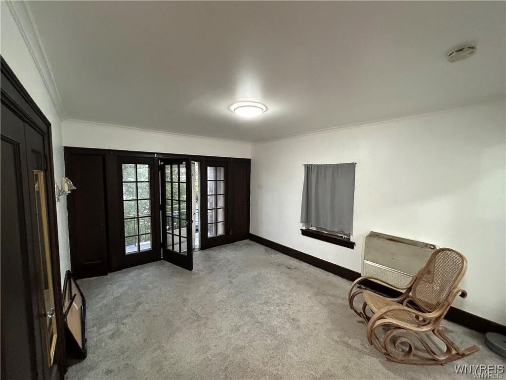 Empty room, Interior