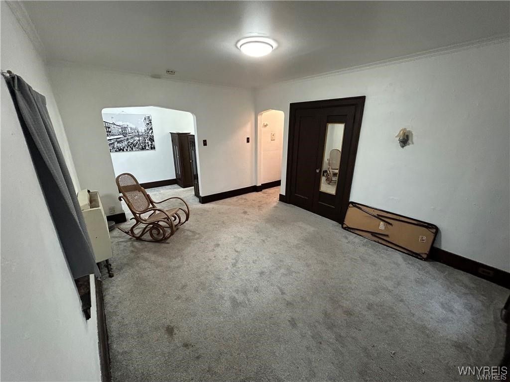 Empty room, Interior