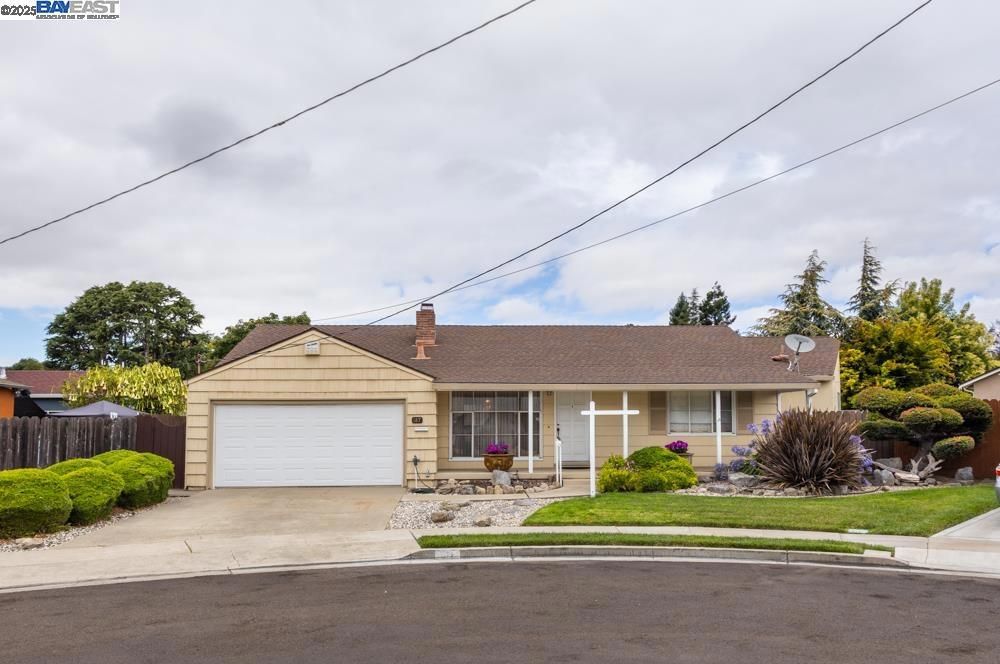 Attached, Exterior, Facade, Ranch