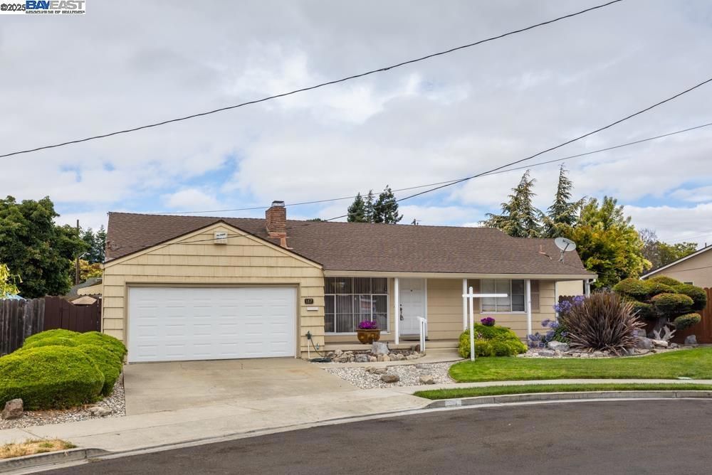 Attached, Exterior, Facade, Ranch