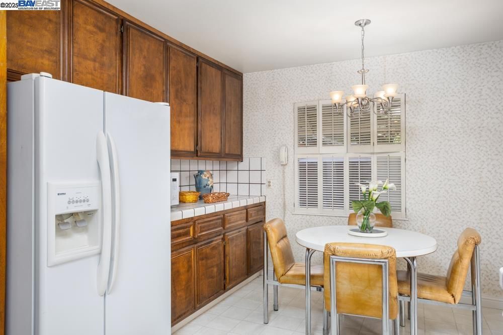 Chandelier, Dining room, Interior, Kitchen, Tile Countertops