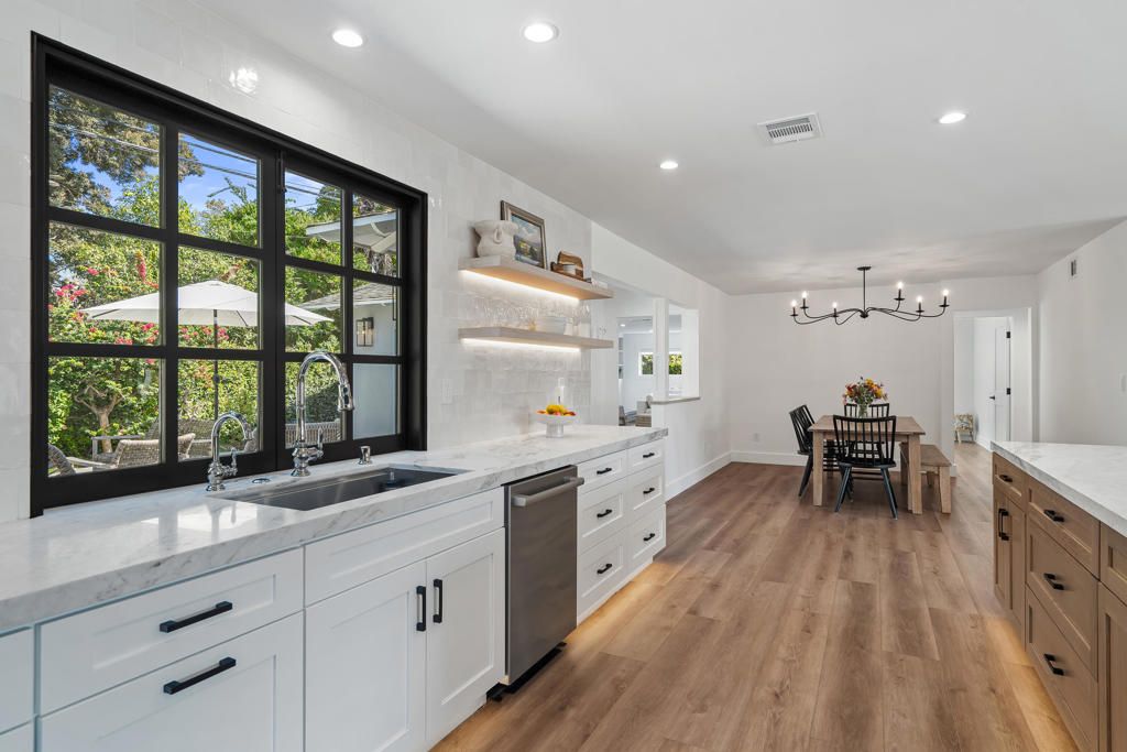 Chandelier, Dining room, Interior, Kitchen, Recessed Lighting, Wood Texture Flooring