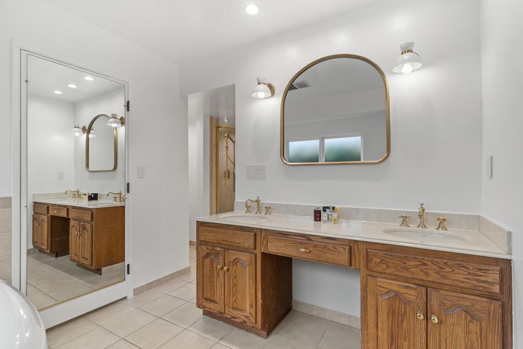 Bathroom, Dual Sink Vanities, Interior, Recessed Lighting