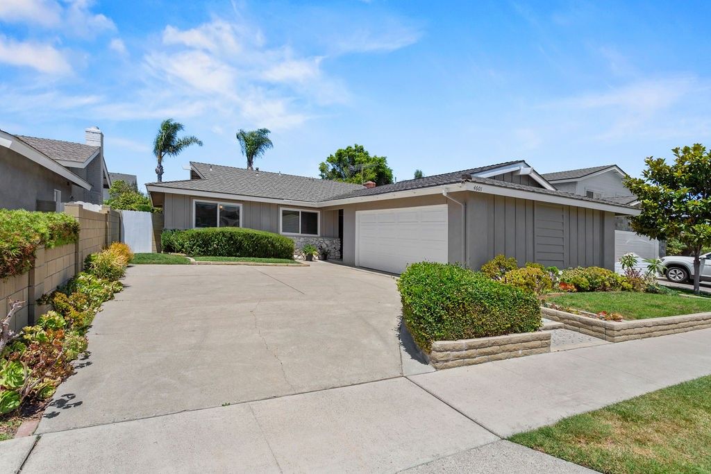 Attached, Exterior, Facade, Ranch