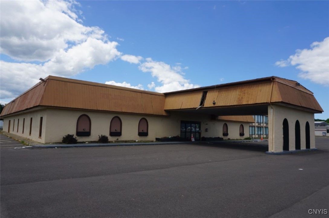 Exterior, Facade, Modern