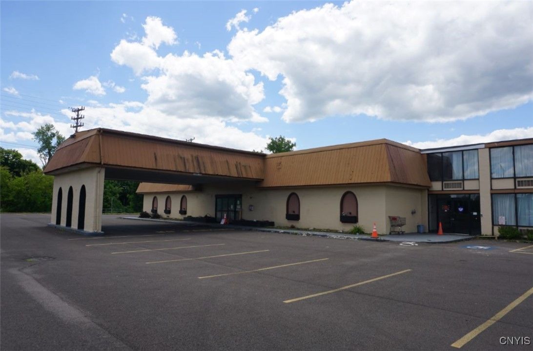 Exterior, Facade, Modern