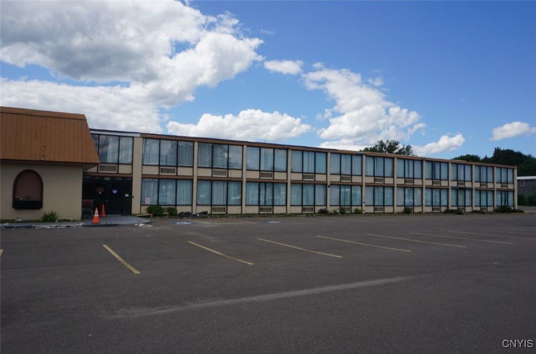 Exterior, Facade, Modern