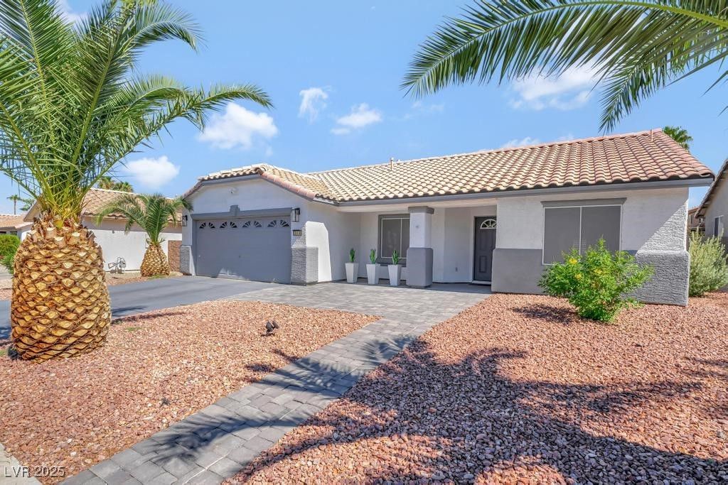 Attached, Exterior, Facade, Mediterranean