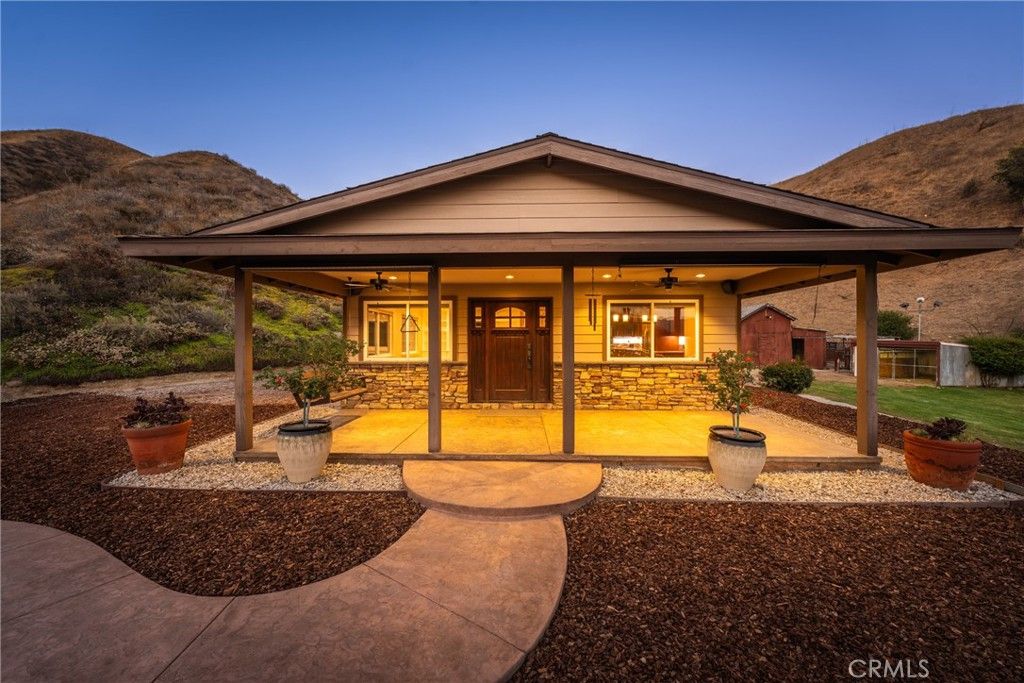 Exterior, Facade, Ranch