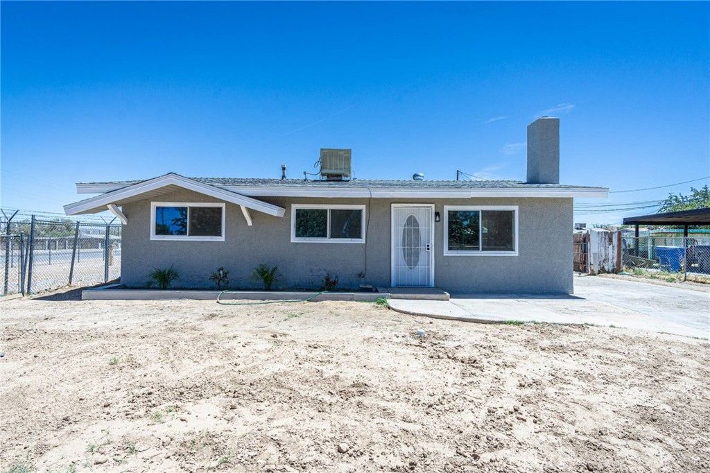 Backyard, Exterior, Facade, Ranch