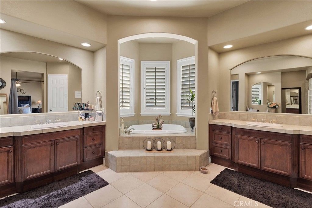 Bathroom, Dual Sink Vanities, Interior, Recessed Lighting