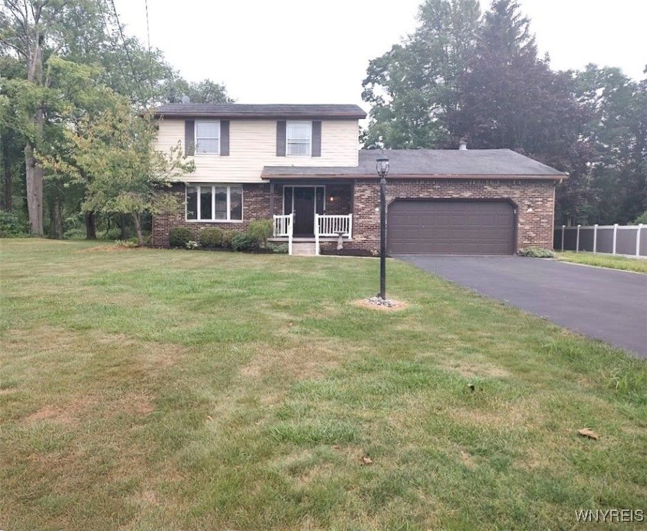 Attached, Exterior, Facade, Brick Facade, Split Level