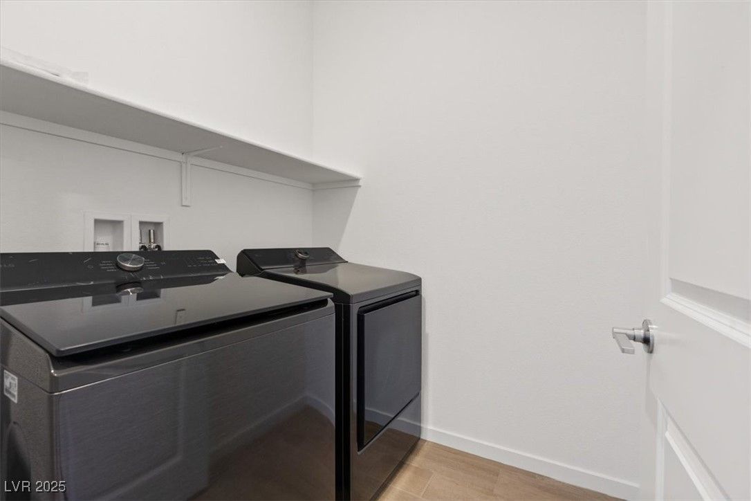 Interior, Washer, Wood Texture Flooring