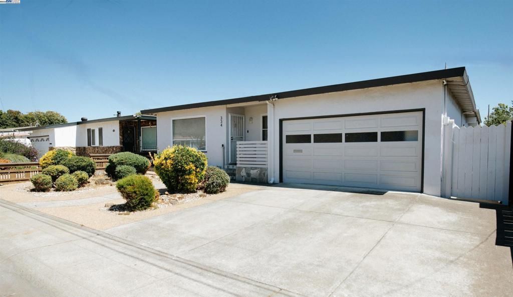 Attached, Exterior, Facade, Modern