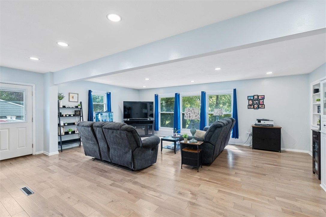 Interior, Living room, Recessed Lighting, Wood Texture Flooring