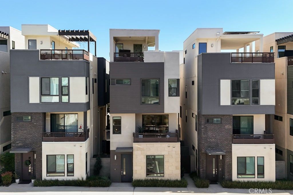 Exterior, Facade, Modern