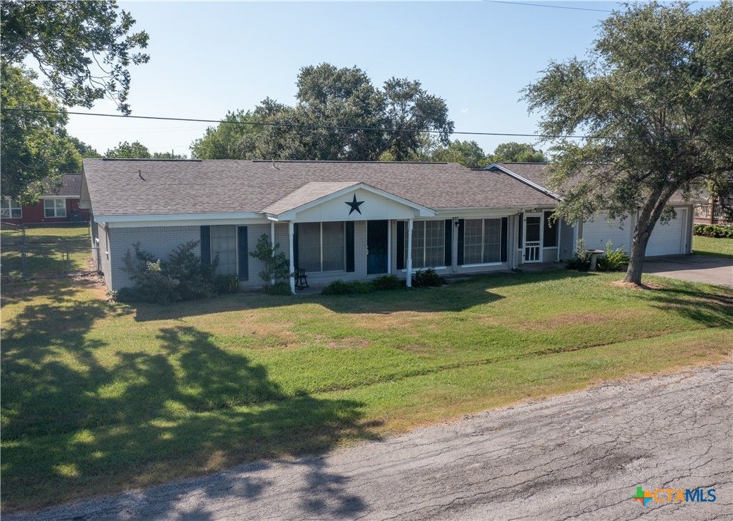 Backyard, Exterior, Facade, Ranch