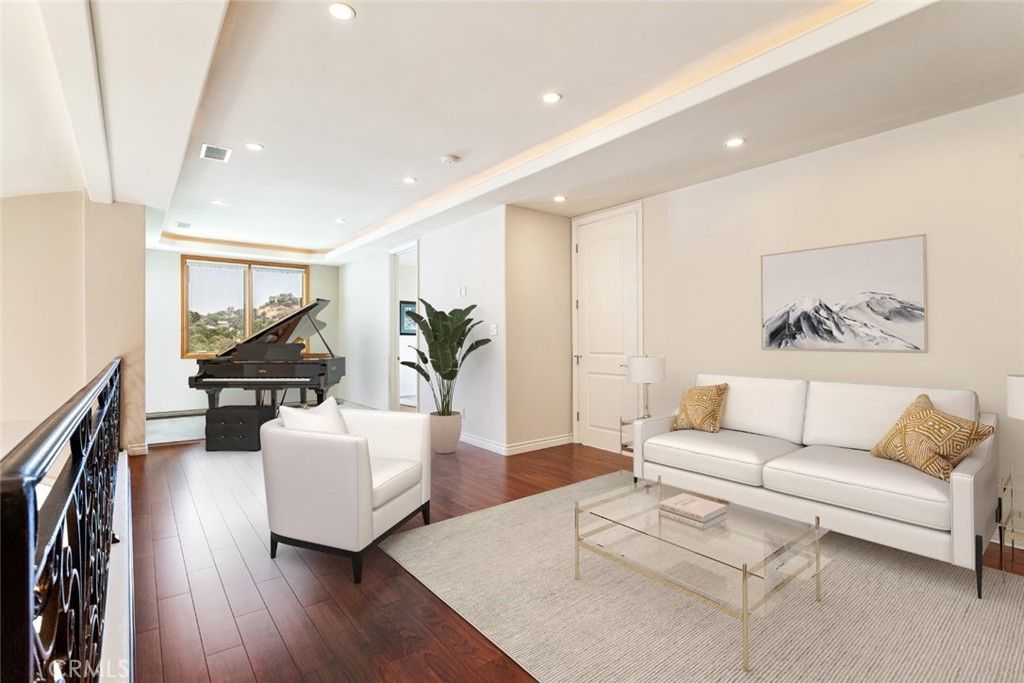 Interior, Living room, Piano, Recessed Lighting, Wood Texture Flooring