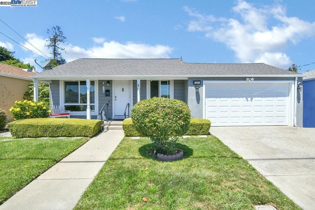 Attached, Exterior, Facade, Ranch