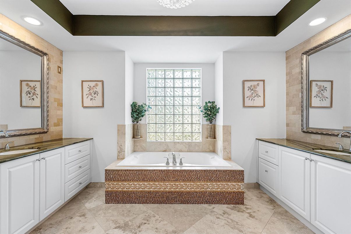 Bathroom, Interior, Recessed Lighting