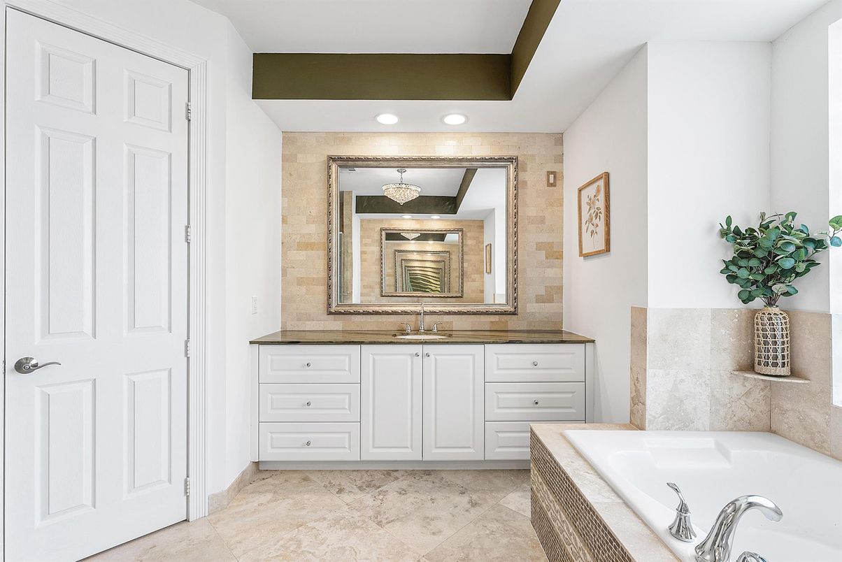 Bathroom, Interior, Recessed Lighting