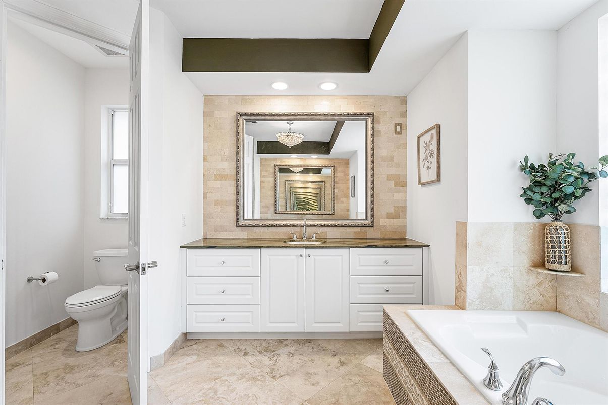 Bathroom, Interior, Recessed Lighting