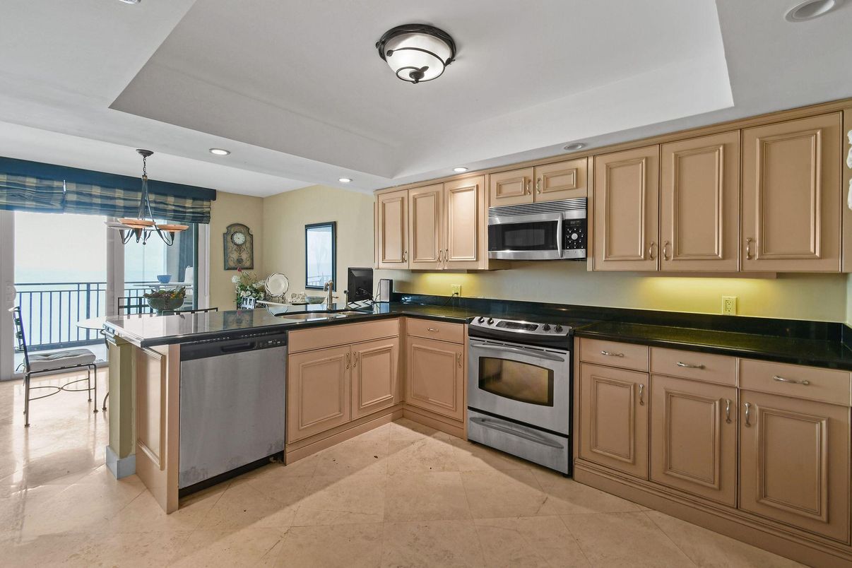 Dining room, Interior, Kitchen, Pendant Lights, Recessed Lighting, Stainless Steel Appliances