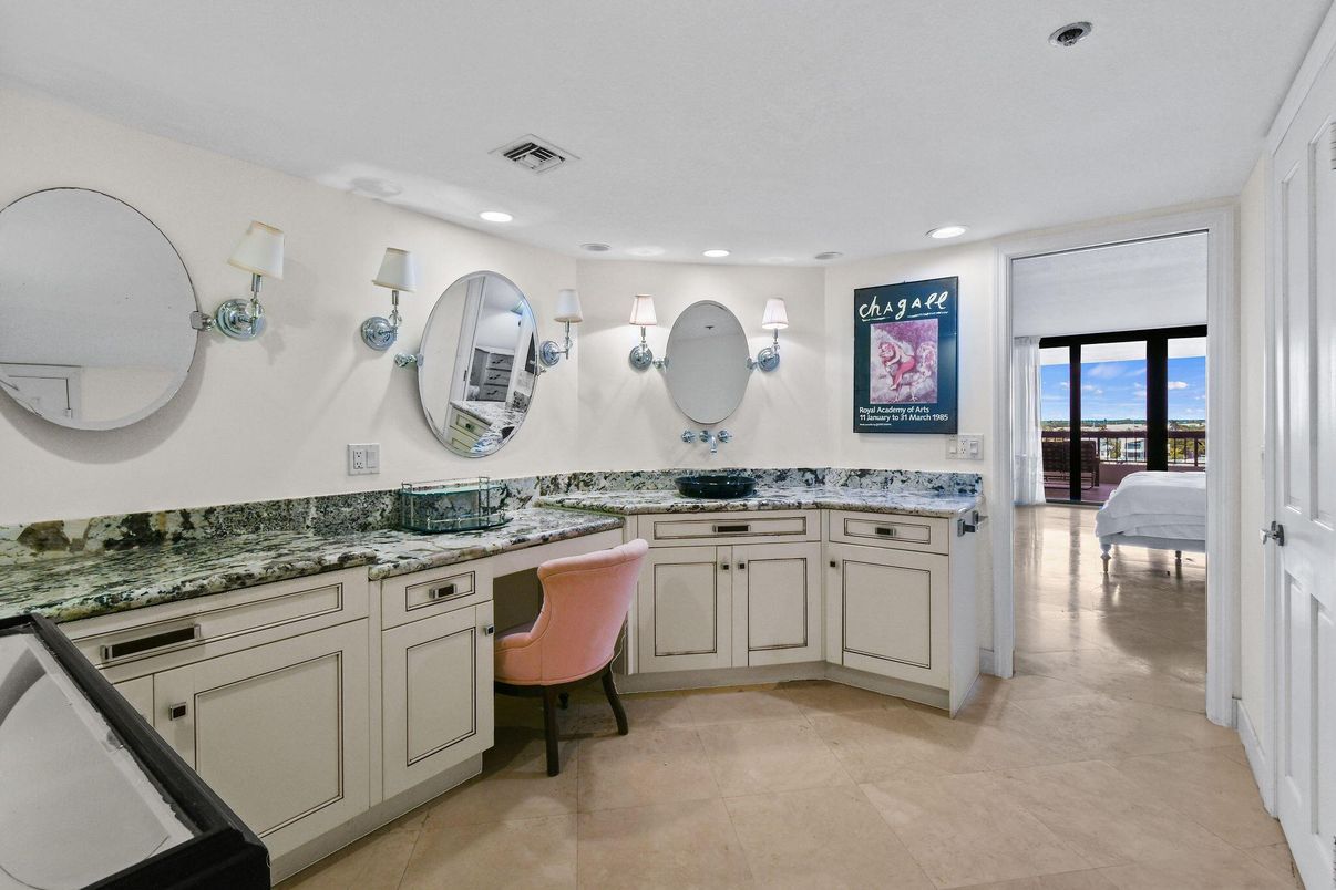 Bathroom, Dual Sink Vanities, Interior, Recessed Lighting, Water
